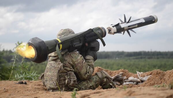 Американский военный производит выстрел из противотанкового ракетного комплекса (ПТРК) Javelin. Архивное фото Американский военный производит выстрел из противотанкового ракетного комплекса (ПТРК) Javelin. Архивное фото