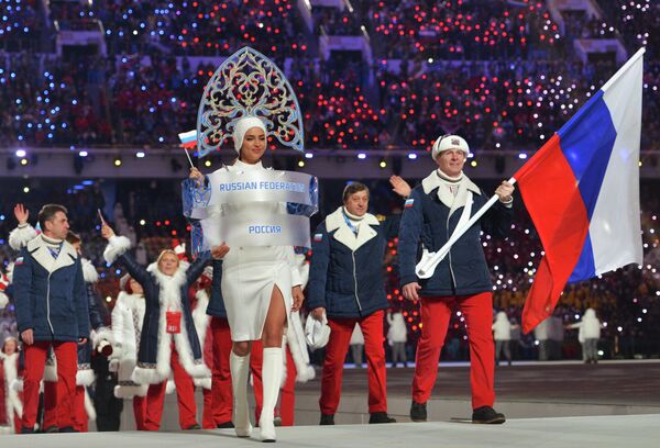 Знаменосец сборной России Александр Зубков и модель Ирина Шейк во время парада атлетов и членов национальных делегаций на церемонии открытия XXII зимних Олимпийских игр в Сочи Знаменосец сборной России Александр Зубков и модель Ирина Шейк во время парада атлетов и членов национальных делегаций на церемонии открытия XXII зимних Олимпийских игр в Сочи