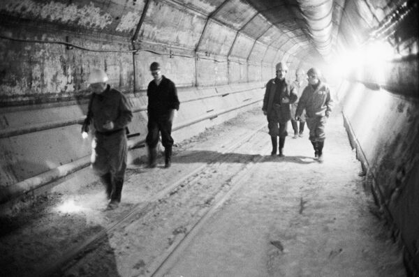 Рабочие внутри строящегося 21-километрового тоннеля для нового ускорителя. Институт физики высоких энергий. Город Протвино Рабочие внутри строящегося 21-километрового тоннеля для нового ускорителя. Институт физики высоких энергий. Город Протвино