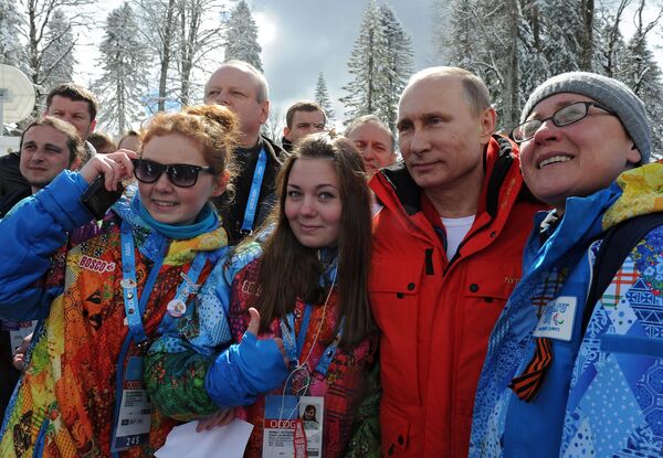 Владимир Путин фотографируется с волонтерами и болельщиками Паралимпийских игр в Сочи Владимир Путин фотографируется с волонтерами и болельщиками Паралимпийских игр в Сочи