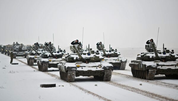 Танки Т-72 на репетиции парада, который пройдет в 75-ю годовщину победы Сталинградской битвы на Площади павших борцов в Волгограде Танки Т-72 на репетиции парада, который пройдет в 75-ю годовщину победы Сталинградской битвы на Площади павших борцов в Волгограде