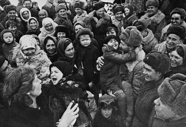 Великая Отечественная война 1941-1945 гг. Население Сталинграда встречает освободителей Великая Отечественная война 1941-1945 гг. Население Сталинграда встречает освободителей