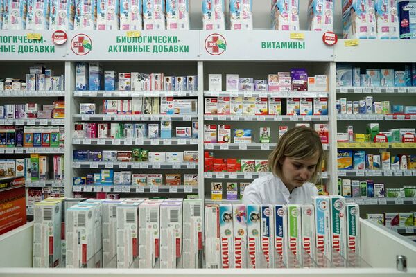 Провизор во время работы в аптеке Провизор во время работы в аптеке