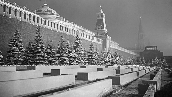 У стен древнего Московского Кремля зимней ночью У стен древнего Московского Кремля зимней ночью