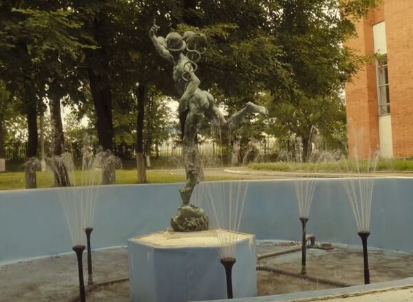 Фонтан Меркурий во дворе Интердома. Стоп-кадр Фонтан Меркурий во дворе Интердома. Стоп-кадр
