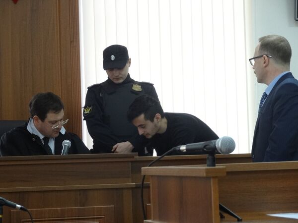 Один из свидетелей потасовки рисует судье схему расположения участников драки Один из свидетелей потасовки рисует судье схему расположения участников драки