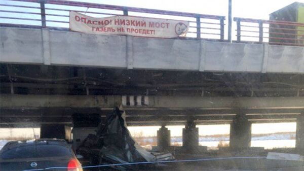 Над мостом на пересечении Софийской улицы и Ленсоветовской дороги вывешена растяжка с надписью Газель не пройдет, Санкт-Петербург