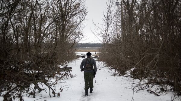 Военнослужащий ДНР в поселке Ясное Донецкой области. Архивное фото Военнослужащий ДНР в поселке Ясное Донецкой области. Архивное фото