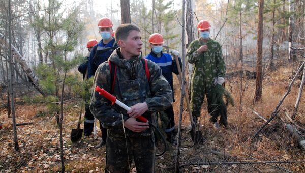 Волонтеры тушат лесной пожар в районе Братска Волонтеры тушат лесной пожар в районе Братска