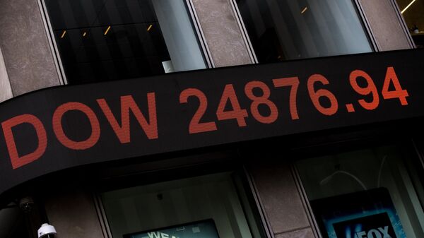 Информационная панель с данными об индексе Dow Jones на здании телекомпании Fox News в Нью-Йорке Информационная панель с данными об индексе Dow Jones на здании телекомпании Fox News в Нью-Йорке