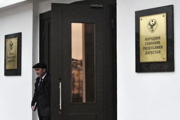 Мужчина у входа в Дом правительства в Махачкале Мужчина у входа в Дом правительства в Махачкале
