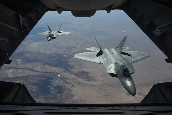 Американские истребители F-22 Raptor над территорией Сирии. Февраль 2018 Американские истребители F-22 Raptor над территорией Сирии. Февраль 2018