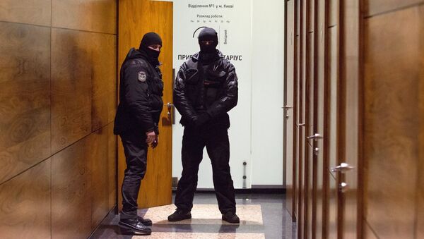 Сотрудники правоохранительных органов в здании редакции газеты Вести в Киеве Сотрудники правоохранительных органов в здании редакции газеты Вести в Киеве