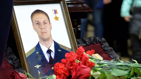 Портрет погибшего в Сирии летчика Романа Филипова. Архивное фото Портрет погибшего в Сирии летчика Романа Филипова. Архивное фото