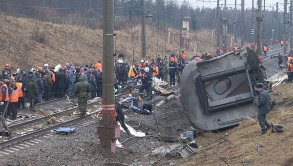 На месте крушения пассажирского поезда Москва-Петербург Невский экспресс в Тверской области, где несколько вагонов сошли с рельсов. 28 ноября 2009 года На месте крушения пассажирского поезда Москва-Петербург Невский экспресс в Тверской области, где несколько вагонов сошли с рельсов. 28 ноября 2009 года