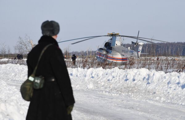 Сотрудники МЧС России, полиции и военнослужащие на месте крушения самолета Ан-148 Саратовских авиалиний рейса 703 Москва-Орск. 12 февраля 2018 Сотрудники МЧС России, полиции и военнослужащие на месте крушения самолета Ан-148 Саратовских авиалиний рейса 703 Москва-Орск. 12 февраля 2018