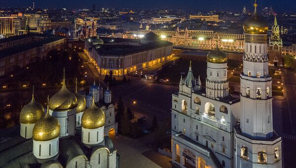 Успенский собор, Сенат и колокольня Ивана Великого (слева направо) на территории Московского Кремля Успенский собор, Сенат и колокольня Ивана Великого (слева направо) на территории Московского Кремля