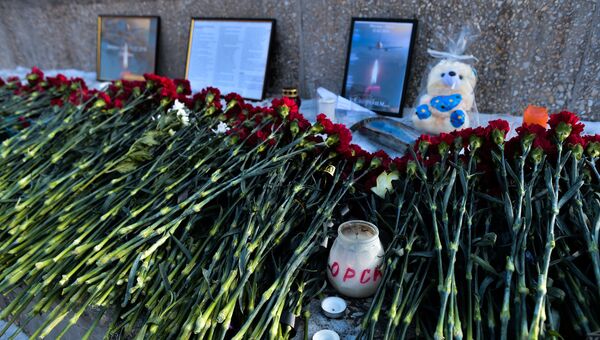 Жители Оренбурга несут цветы к монументу Валерия Чкалова в память о жертвах крушения Ан-148 Жители Оренбурга несут цветы к монументу Валерия Чкалова в память о жертвах крушения Ан-148