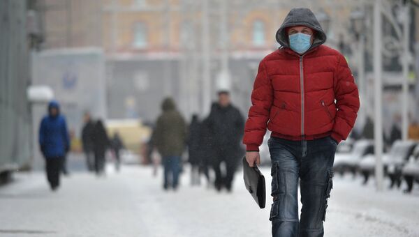 Мужчина в защитной маске в Москве Мужчина в защитной маске в Москве