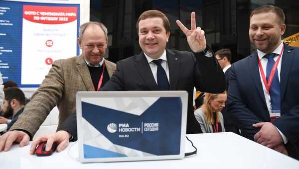 Директор фонда Росконгресс Александр Стуглев во время публикации сообщения для новостного мобильного приложения Динамика дня. 15 февраля 2018 Директор фонда Росконгресс Александр Стуглев во время публикации сообщения для новостного мобильного приложения Динамика дня. 15 февраля 2018