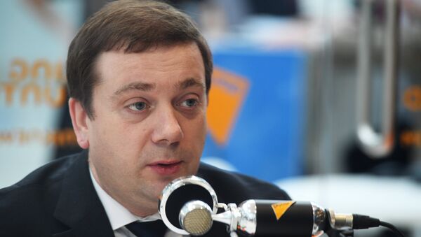Директор фонда Росконгресс Александр Стуглев во время интервью в студии радио Sputnik на Российском инвестиционном форуме в Сочи. 15 февраля 2018 Директор фонда Росконгресс Александр Стуглев во время интервью в студии радио Sputnik на Российском инвестиционном форуме в Сочи. 15 февраля 2018