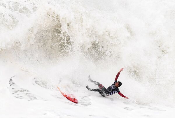 Серфер в финале чемпионата WSL Nazare Challenge в Португалии Серфер в финале чемпионата WSL Nazare Challenge в Португалии