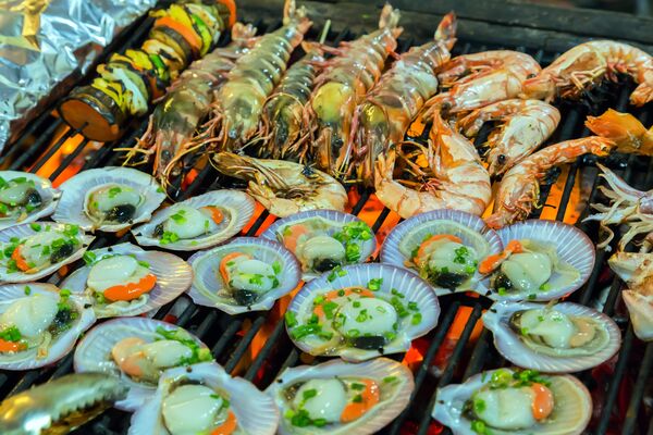Свежие морепродукты на гриле Свежие морепродукты на гриле