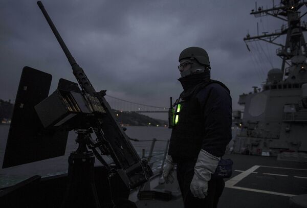Американский военнослужащий на эскадренном миноносце ВМС США Карни Американский военнослужащий на эскадренном миноносце ВМС США Карни