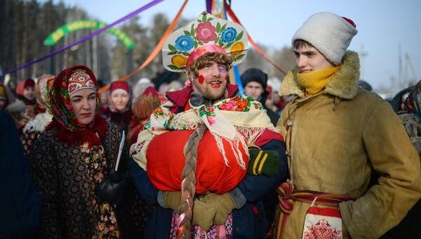Участники праздничных гуляний, посвященных проводам Широкой Масленицы в парке наукограда Кольцово в Новосибирской области. 17 февраля 2018 Участники праздничных гуляний, посвященных проводам Широкой Масленицы в парке наукограда Кольцово в Новосибирской области. 17 февраля 2018