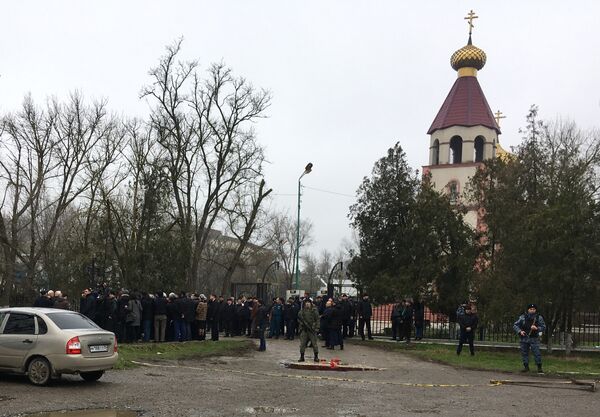 Жители у Свято-Георгиевского храма в Кизляре, где 18 февраля местный житель открыл стрельбу из ружья по прихожанам Жители у Свято-Георгиевского храма в Кизляре, где 18 февраля местный житель открыл стрельбу из ружья по прихожанам