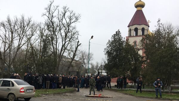 Жители у Свято-Георгиевского храма в Кизляре, где 18 февраля местный житель открыл стрельбу из ружья по прихожанам Жители у Свято-Георгиевского храма в Кизляре, где 18 февраля местный житель открыл стрельбу из ружья по прихожанам