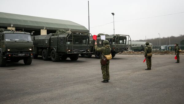 Военнослужащие во время учений оперативно-тактического ракетного комплекса (ОТРК) Искандер-М. Архивное фото Военнослужащие во время учений оперативно-тактического ракетного комплекса (ОТРК) Искандер-М. Архивное фото