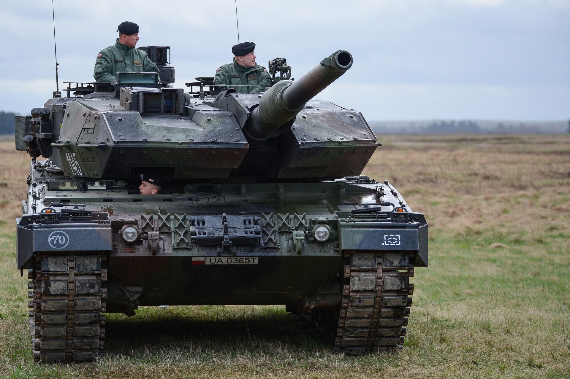 Танк PT-91 Тварды на церемонии приветствия многонационального батальона НАТО под руководством США в польском Ожише Танк PT-91 Тварды на церемонии приветствия многонационального батальона НАТО под руководством США в польском Ожише - РИА Новости, 1920, 05.02.2021