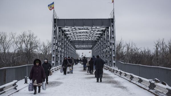 Люди в районе временного пункта пропуска Станица Луганская между Украиной и Луганской народной республикой Люди в районе временного пункта пропуска Станица Луганская между Украиной и Луганской народной республикой