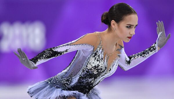 Российская фигуристка Алина Загитова выступает в короткой программе женского одиночного катания на соревнованиях по фигурному катанию на XXIII зимних Олимпийских играх Российская фигуристка Алина Загитова выступает в короткой программе женского одиночного катания на соревнованиях по фигурному катанию на XXIII зимних Олимпийских играх