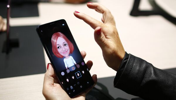 Девушка держит новый смартфон Samsung Galaxy S9 на мероприятии Samsung Galaxy Unpacked 2018 в Барселоне, Испания. 25 февраля 2018 года Девушка держит новый смартфон Samsung Galaxy S9 на мероприятии Samsung Galaxy Unpacked 2018 в Барселоне, Испания. 25 февраля 2018 года