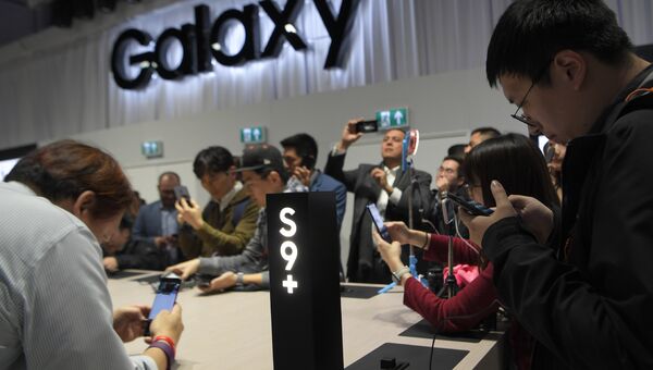 Люди во время презентации нового смартфона Samsung Galaxy S9+ на мероприятии Samsung Galaxy Unpacked 2018 в Барселоне, Испания. 25 февраля 2018 года Люди во время презентации нового смартфона Samsung Galaxy S9+ на мероприятии Samsung Galaxy Unpacked 2018 в Барселоне, Испания. 25 февраля 2018 года