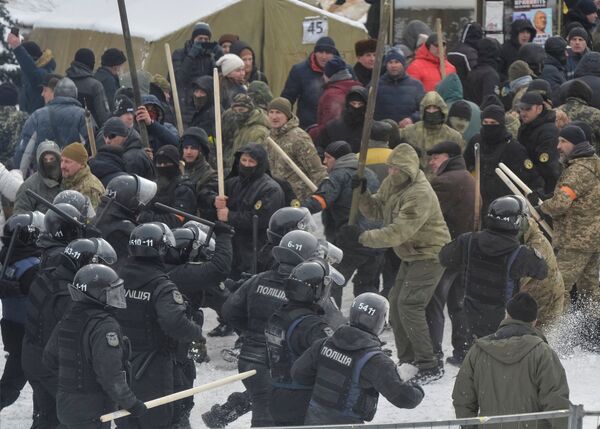 Сотрудники полиции и сторонники Михаила Саакашвили у здания Верховной рады в Киеве, Украина. 27 февраля 2018 Сотрудники полиции и сторонники Михаила Саакашвили у здания Верховной рады в Киеве, Украина. 27 февраля 2018