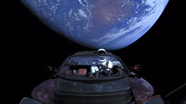 Кабриолет Tesla Roadster, выведенный на орбиту ракетой-носителем Falcon Heavy американской компании SpaceX Кабриолет Tesla Roadster, выведенный на орбиту ракетой-носителем Falcon Heavy американской компании SpaceX