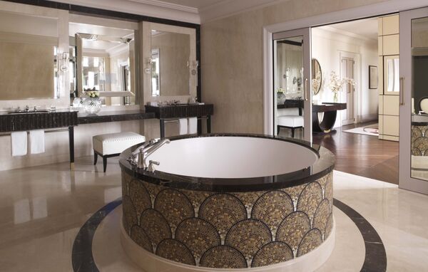 Королевский люкс «Пожарский» в отеле Four seasons Королевский люкс «Пожарский» в отеле Four seasons