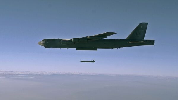 Запуск крылатой ракеты с бомбардировщика B-52 Запуск крылатой ракеты с бомбардировщика B-52