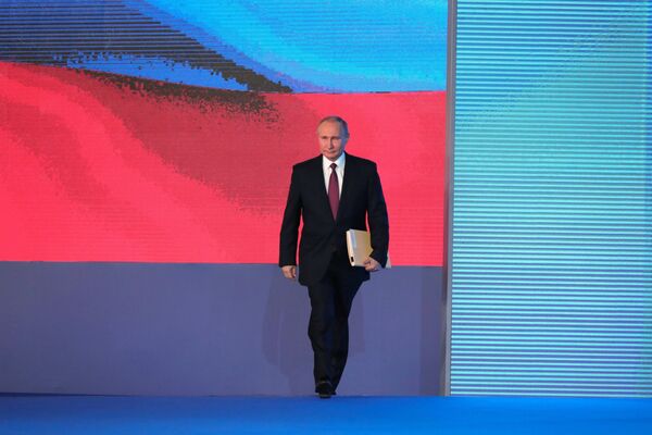 Владимир Путин перед началом выступления с ежегодным посланием Федеральному Собранию в ЦВЗ Манеж. 1 марта 2018 Владимир Путин перед началом выступления с ежегодным посланием Федеральному Собранию в ЦВЗ Манеж. 1 марта 2018