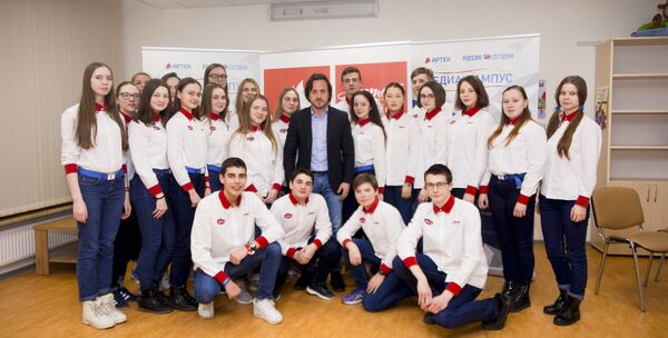 Директор МДЦ Артек Алексей Каспржак с воспитанниками Директор МДЦ Артек Алексей Каспржак с воспитанниками