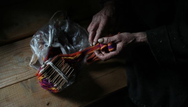 Агафья Лыкова демонстрирует незаконченный именной пояс.