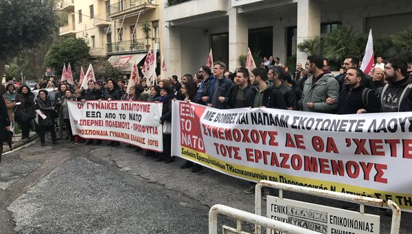 Митинг против НАТО прошел возле входа в здание генсекретариата печати во время выступления заместителя генерального секретаря НАТО Роуз Гетемюллер, Афины. 2 марта 2018 Митинг против НАТО прошел возле входа в здание генсекретариата печати во время выступления заместителя генерального секретаря НАТО Роуз Гетемюллер, Афины. 2 марта 2018