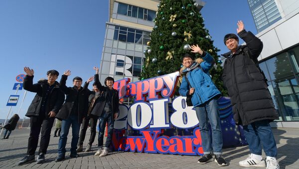 Студенты перед началом праздника в Дальневосточном федеральном университете во Владивостоке Студенты перед началом праздника в Дальневосточном федеральном университете во Владивостоке