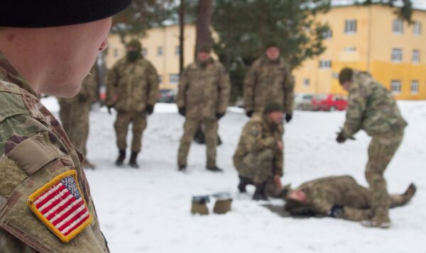 Американский военный наблюдает за тренировкой солдат ВСУ на Яворовском полигоне во Львовской области Американский военный наблюдает за тренировкой солдат ВСУ на Яворовском полигоне во Львовской области