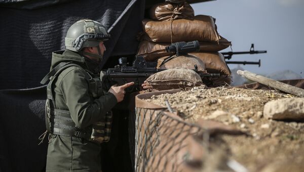 Военнослужащий турецкой армии на боевой позиции в Африне, Сирия. Архивное фото Военнослужащий турецкой армии на боевой позиции в Африне, Сирия. Архивное фото