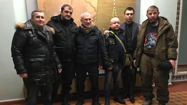 Депутат Госдумы РФ Алексей Журавлев во время встречи с командиром интернациональной бригады Пятнашка в Донецке Депутат Госдумы РФ Алексей Журавлев во время встречи с командиром интернациональной бригады Пятнашка в Донецке