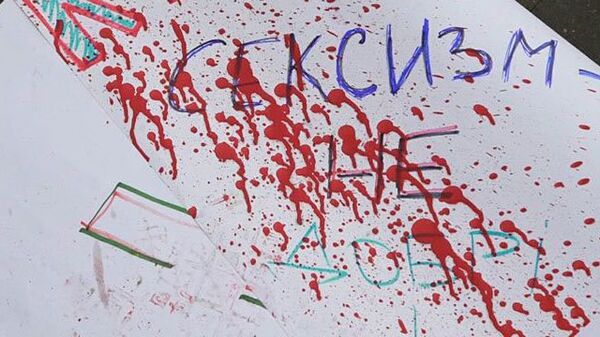В центре Ужгорода на Театральной площади неизвестные напали на участников акции по защите прав женщин. 8 марта 2018 В центре Ужгорода на Театральной площади неизвестные напали на участников акции по защите прав женщин. 8 марта 2018